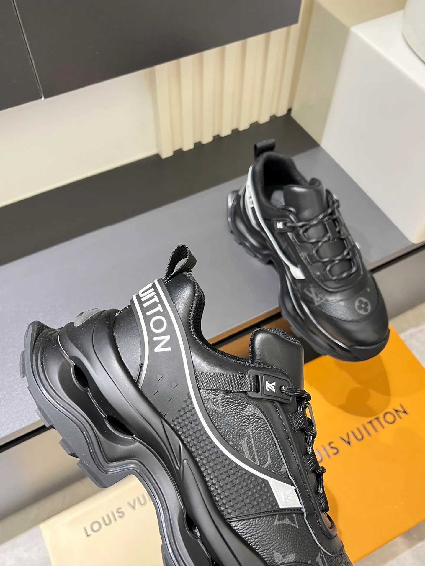 p600 "LOUI* VUITTO*" popular men's casual shoes, genuine development in Italy 💯Purchasing level quality ✔️The upper is made of first-layer cowhide, comfortable and soft sheepskin feet ⚡️ Fashionable and versatile, the toe last shape is firm and full, the soles are made from original LV molds and can be freely entered and exited the counter. Light and comfortable on the feet~Purely handmade, details determine quality! Size:39-44!